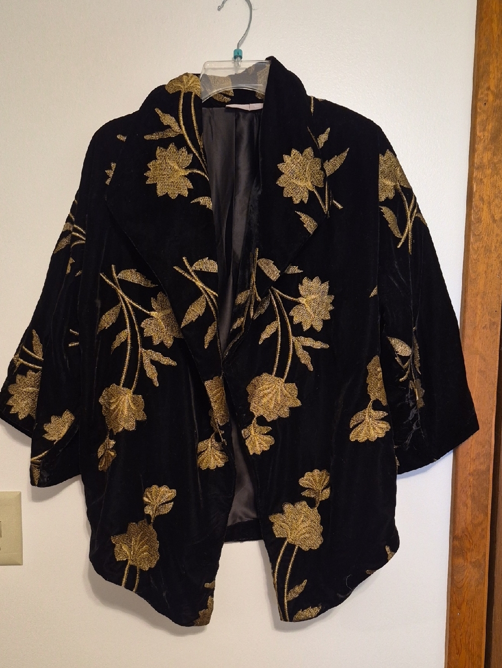 Chicos Womens Black Velvet Jacket with Gold Floral Embroidery SZ 00